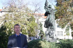 ЕКИПЪТ НА НБКМ ПОЛОЖИ ВЕНЕЦ ПРЕД ПАМЕТНИКА НА ПАИСИЙ ХИЛЕНДАРСКИ