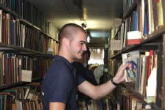 ДОБРОВОЛЦИ ПОЧИСТИХА КНИГИ В НАЦИОНАЛНАТА БИБЛИОТЕКА