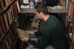 ДОБРОВОЛЦИ ПОЧИСТИХА КНИГИ В НАЦИОНАЛНАТА БИБЛИОТЕКА