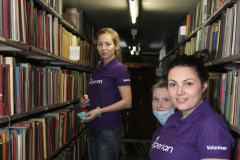 ДОБРОВОЛЦИ ПОЧИСТИХА КНИГИ В НАЦИОНАЛНАТА БИБЛИОТЕКА