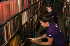 ДОБРОВОЛЦИ ПОЧИСТИХА КНИГИ В НАЦИОНАЛНАТА БИБЛИОТЕКА