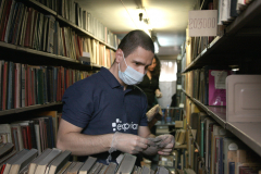 ДОБРОВОЛЦИ ПОЧИСТИХА КНИГИ В НАЦИОНАЛНАТА БИБЛИОТЕКА