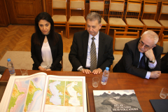 ЦЕННО ДАРЕНИЕ ОТ АКАДЕМИЯТА НА НАУКИТЕ НА АЗЕРБАЙДЖАН