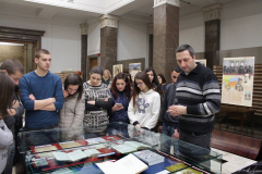 УЧЕНИЦИ ОТ КРЕСНА РАЗГЛЕДАХА ИЗЛОЖБАТА “140 Г. КРЕСНЕНСКО-РАЗЛОЖКО ВЪСТАНИЕ”