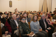 ХИРУРГЪТ ПОЕТ ВЕНЦИ РОСМАНОВ СЪБРА ПОЧИТАТЕЛИ В БИБЛИОТЕКАТА