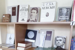 В ДЕНЯ НА АПОСТОЛА НАЦИОНАЛНАТА БИБЛИОТЕКА С ДАРЕНИЕ ЗА 8 СУ „ВАСИЛ ЛЕВСКИ“