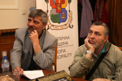 АКТЬОРЪТ ИВАН МИТЕВ СЪБРА ИСТОРИЯТА НА ВЕЛИКОТЪРНОВСКИЯ ТЕАТЪР В КНИГА
