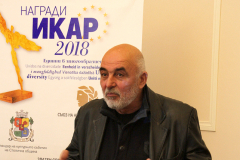 АКТЬОРЪТ ИВАН МИТЕВ СЪБРА ИСТОРИЯТА НА ВЕЛИКОТЪРНОВСКИЯ ТЕАТЪР В КНИГА