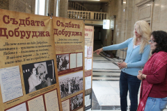 ФОТОИЗЛОЖБАТА “В СВЕТА НА ДОРА ГАБЕ” ГОСТУВА В НАЦИОНАЛНАТА БИБЛИОТЕКА
