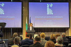 Форумът „Духовното наследство в дигиталния век“, организиран от президента Илияна Йотова, се проведе в София и Рилския манастир с участието на изследователи, учени, представители на културни инстититути и академичните среди. В официалното откриване бяха поканени за приветствия четири знакови за кирилицата и българския език институции - Министерството на културата, Министерството на образованието и науката, Българската академия на науките и Националната библиотека „Св. св. Кирил и Методий“ (НБКМ).  „За  147-годишната си  история Националната библиотека на България пази книжовното богатство на свещения език на нашите деди“, каза директорът доц. д-р Калина Иванова и призова „форумът за кирилицата да се превърне в призив - да опазваме паметта.“ В първия ден в София бяха изнесени пленарни доклади от утвърдени учени, както и презентация за връзката между кирилицата и изкуствения интелект от ученици от НГДЕК. В панела „Азбука и власт в съвременния свят“ участваха международни изследователи, а генералният директор на БТА представи ролята на кирилицата в медиите. В своя доклад  директорът на Националната библиотека доц. д-р Калина Иванова говори за „Дигитализация, достъпност и популяризиране на ръкописи и старопечатни книги в Националната библиотека“. НБКМ показа и изложба с ценни електронни издания, сред които личният бележник на Апостола на свободата, тефтерчетата на Ботев и Раковски, редом с първото издание на „Под игото“ 1894 г., „Време разделно“ на Антон Дончев, които предизвикаха  интереса на участниците. Новите технологии и националното книжовно богатство също бяха тема в интервюто на директора на НБКМ в специалното изнесено студио на БНР  от  залата на форума.  През втория ден в Рилския манастир, посветен на 1080 години от успението на св. Иван Рилски, Негово Светейшество българският патриарх и Софийски митрополит Даниил отправи лично пожелание към учените - участници във форума: с общи усилия да бъдем достойни продължители в дигиталния век на завещаното ни хилядолетно християнско духовно и книжовно предание „в чиито основи стоят светли люде със свят живот, просветени умове и добродетелен живот“.. В научната програма  в Рилския манастир д-р Бояна Минчева, ръководител направление „Опазване на ръкописно-документално наследство“ на Националната библиотека представи свое изследване върху богослужебния текст с включено житие "Служба с житием преподобного отца нашего Йоанна Рильского – от иждивителя до новите дарители". Д-р Минчева подчерта, че изданието представлява първото печатно съчетание на житието на светеца заедно със службата му на църковнославянски език, отпечатано в Киево-Печорската лавра през 1671 г. Украинските книги, печатани в Киево-Печорската лавра и съхранявани в специалните колекции на Националната библиотека "Св. св. Кирил и Методий", наброяват 191 тома. Конференцията „Духовното наследство в дигиталния век“  бе закрита в иконната зала на Рилския манастир, а по думите на президента Йотова всички участници в третия международен форум за кирилицата „ще го запомним с това, че ние с вас поехме голямата отговорност и мисия да бъдем поколението, което прехвърля историята, древната ни култура и духовност в дигиталния век.“ 