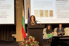 Форумът „Духовното наследство в дигиталния век“, организиран от президента Илияна Йотова, се проведе в София и Рилския манастир с участието на изследователи, учени, представители на културни инстититути и академичните среди. В официалното откриване бяха поканени за приветствия четири знакови за кирилицата и българския език институции - Министерството на културата, Министерството на образованието и науката, Българската академия на науките и Националната библиотека „Св. св. Кирил и Методий“ (НБКМ).  „За  147-годишната си  история Националната библиотека на България пази книжовното богатство на свещения език на нашите деди“, каза директорът доц. д-р Калина Иванова и призова „форумът за кирилицата да се превърне в призив - да опазваме паметта.“ В първия ден в София бяха изнесени пленарни доклади от утвърдени учени, както и презентация за връзката между кирилицата и изкуствения интелект от ученици от НГДЕК. В панела „Азбука и власт в съвременния свят“ участваха международни изследователи, а генералният директор на БТА представи ролята на кирилицата в медиите. В своя доклад  директорът на Националната библиотека доц. д-р Калина Иванова говори за „Дигитализация, достъпност и популяризиране на ръкописи и старопечатни книги в Националната библиотека“. НБКМ показа и изложба с ценни електронни издания, сред които личният бележник на Апостола на свободата, тефтерчетата на Ботев и Раковски, редом с първото издание на „Под игото“ 1894 г., „Време разделно“ на Антон Дончев, които предизвикаха  интереса на участниците. Новите технологии и националното книжовно богатство също бяха тема в интервюто на директора на НБКМ в специалното изнесено студио на БНР  от  залата на форума.  През втория ден в Рилския манастир, посветен на 1080 години от успението на св. Иван Рилски, Негово Светейшество българският патриарх и Софийски митрополит Даниил отправи лично пожелание към учените - участници във форума: с общи усилия да бъдем достойни продължители в дигиталния век на завещаното ни хилядолетно християнско духовно и книжовно предание „в чиито основи стоят светли люде със свят живот, просветени умове и добродетелен живот“.. В научната програма  в Рилския манастир д-р Бояна Минчева, ръководител направление „Опазване на ръкописно-документално наследство“ на Националната библиотека представи свое изследване върху богослужебния текст с включено житие "Служба с житием преподобного отца нашего Йоанна Рильского – от иждивителя до новите дарители". Д-р Минчева подчерта, че изданието представлява първото печатно съчетание на житието на светеца заедно със службата му на църковнославянски език, отпечатано в Киево-Печорската лавра през 1671 г. Украинските книги, печатани в Киево-Печорската лавра и съхранявани в специалните колекции на Националната библиотека "Св. св. Кирил и Методий", наброяват 191 тома. Конференцията „Духовното наследство в дигиталния век“  бе закрита в иконната зала на Рилския манастир, а по думите на президента Йотова всички участници в третия международен форум за кирилицата „ще го запомним с това, че ние с вас поехме голямата отговорност и мисия да бъдем поколението, което прехвърля историята, древната ни култура и духовност в дигиталния век.“ 