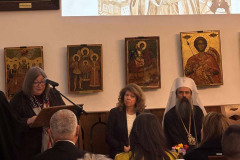 Форумът „Духовното наследство в дигиталния век“, организиран от президента Илияна Йотова, се проведе в София и Рилския манастир с участието на изследователи, учени, представители на културни инстититути и академичните среди. В официалното откриване бяха поканени за приветствия четири знакови за кирилицата и българския език институции - Министерството на културата, Министерството на образованието и науката, Българската академия на науките и Националната библиотека „Св. св. Кирил и Методий“ (НБКМ).  „За  147-годишната си  история Националната библиотека на България пази книжовното богатство на свещения език на нашите деди“, каза директорът доц. д-р Калина Иванова и призова „форумът за кирилицата да се превърне в призив - да опазваме паметта.“ В първия ден в София бяха изнесени пленарни доклади от утвърдени учени, както и презентация за връзката между кирилицата и изкуствения интелект от ученици от НГДЕК. В панела „Азбука и власт в съвременния свят“ участваха международни изследователи, а генералният директор на БТА представи ролята на кирилицата в медиите. В своя доклад  директорът на Националната библиотека доц. д-р Калина Иванова говори за „Дигитализация, достъпност и популяризиране на ръкописи и старопечатни книги в Националната библиотека“. НБКМ показа и изложба с ценни електронни издания, сред които личният бележник на Апостола на свободата, тефтерчетата на Ботев и Раковски, редом с първото издание на „Под игото“ 1894 г., „Време разделно“ на Антон Дончев, които предизвикаха  интереса на участниците. Новите технологии и националното книжовно богатство също бяха тема в интервюто на директора на НБКМ в специалното изнесено студио на БНР  от  залата на форума.  През втория ден в Рилския манастир, посветен на 1080 години от успението на св. Иван Рилски, Негово Светейшество българският патриарх и Софийски митрополит Даниил отправи лично пожелание към учените - участници във форума: с общи усилия да бъдем достойни продължители в дигиталния век на завещаното ни хилядолетно християнско духовно и книжовно предание „в чиито основи стоят светли люде със свят живот, просветени умове и добродетелен живот“.. В научната програма  в Рилския манастир д-р Бояна Минчева, ръководител направление „Опазване на ръкописно-документално наследство“ на Националната библиотека представи свое изследване върху богослужебния текст с включено житие "Служба с житием преподобного отца нашего Йоанна Рильского – от иждивителя до новите дарители". Д-р Минчева подчерта, че изданието представлява първото печатно съчетание на житието на светеца заедно със службата му на църковнославянски език, отпечатано в Киево-Печорската лавра през 1671 г. Украинските книги, печатани в Киево-Печорската лавра и съхранявани в специалните колекции на Националната библиотека "Св. св. Кирил и Методий", наброяват 191 тома. Конференцията „Духовното наследство в дигиталния век“  бе закрита в иконната зала на Рилския манастир, а по думите на президента Йотова всички участници в третия международен форум за кирилицата „ще го запомним с това, че ние с вас поехме голямата отговорност и мисия да бъдем поколението, което прехвърля историята, древната ни култура и духовност в дигиталния век.“ 