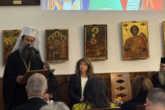 Форумът „Духовното наследство в дигиталния век“, организиран от президента Илияна Йотова, се проведе в София и Рилския манастир с участието на изследователи, учени, представители на културни инстититути и академичните среди. В официалното откриване бяха поканени за приветствия четири знакови за кирилицата и българския език институции - Министерството на културата, Министерството на образованието и науката, Българската академия на науките и Националната библиотека „Св. св. Кирил и Методий“ (НБКМ).  „За  147-годишната си  история Националната библиотека на България пази книжовното богатство на свещения език на нашите деди“, каза директорът доц. д-р Калина Иванова и призова „форумът за кирилицата да се превърне в призив - да опазваме паметта.“ В първия ден в София бяха изнесени пленарни доклади от утвърдени учени, както и презентация за връзката между кирилицата и изкуствения интелект от ученици от НГДЕК. В панела „Азбука и власт в съвременния свят“ участваха международни изследователи, а генералният директор на БТА представи ролята на кирилицата в медиите. В своя доклад  директорът на Националната библиотека доц. д-р Калина Иванова говори за „Дигитализация, достъпност и популяризиране на ръкописи и старопечатни книги в Националната библиотека“. НБКМ показа и изложба с ценни електронни издания, сред които личният бележник на Апостола на свободата, тефтерчетата на Ботев и Раковски, редом с първото издание на „Под игото“ 1894 г., „Време разделно“ на Антон Дончев, които предизвикаха  интереса на участниците. Новите технологии и националното книжовно богатство също бяха тема в интервюто на директора на НБКМ в специалното изнесено студио на БНР  от  залата на форума.  През втория ден в Рилския манастир, посветен на 1080 години от успението на св. Иван Рилски, Негово Светейшество българският патриарх и Софийски митрополит Даниил отправи лично пожелание към учените - участници във форума: с общи усилия да бъдем достойни продължители в дигиталния век на завещаното ни хилядолетно християнско духовно и книжовно предание „в чиито основи стоят светли люде със свят живот, просветени умове и добродетелен живот“.. В научната програма  в Рилския манастир д-р Бояна Минчева, ръководител направление „Опазване на ръкописно-документално наследство“ на Националната библиотека представи свое изследване върху богослужебния текст с включено житие "Служба с житием преподобного отца нашего Йоанна Рильского – от иждивителя до новите дарители". Д-р Минчева подчерта, че изданието представлява първото печатно съчетание на житието на светеца заедно със службата му на църковнославянски език, отпечатано в Киево-Печорската лавра през 1671 г. Украинските книги, печатани в Киево-Печорската лавра и съхранявани в специалните колекции на Националната библиотека "Св. св. Кирил и Методий", наброяват 191 тома. Конференцията „Духовното наследство в дигиталния век“  бе закрита в иконната зала на Рилския манастир, а по думите на президента Йотова всички участници в третия международен форум за кирилицата „ще го запомним с това, че ние с вас поехме голямата отговорност и мисия да бъдем поколението, което прехвърля историята, древната ни култура и духовност в дигиталния век.“ 