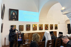 Форумът „Духовното наследство в дигиталния век“, организиран от президента Илияна Йотова, се проведе в София и Рилския манастир с участието на изследователи, учени, представители на културни инстититути и академичните среди. В официалното откриване бяха поканени за приветствия четири знакови за кирилицата и българския език институции - Министерството на културата, Министерството на образованието и науката, Българската академия на науките и Националната библиотека „Св. св. Кирил и Методий“ (НБКМ).  „За  147-годишната си  история Националната библиотека на България пази книжовното богатство на свещения език на нашите деди“, каза директорът доц. д-р Калина Иванова и призова „форумът за кирилицата да се превърне в призив - да опазваме паметта.“ В първия ден в София бяха изнесени пленарни доклади от утвърдени учени, както и презентация за връзката между кирилицата и изкуствения интелект от ученици от НГДЕК. В панела „Азбука и власт в съвременния свят“ участваха международни изследователи, а генералният директор на БТА представи ролята на кирилицата в медиите. В своя доклад  директорът на Националната библиотека доц. д-р Калина Иванова говори за „Дигитализация, достъпност и популяризиране на ръкописи и старопечатни книги в Националната библиотека“. НБКМ показа и изложба с ценни електронни издания, сред които личният бележник на Апостола на свободата, тефтерчетата на Ботев и Раковски, редом с първото издание на „Под игото“ 1894 г., „Време разделно“ на Антон Дончев, които предизвикаха  интереса на участниците. Новите технологии и националното книжовно богатство също бяха тема в интервюто на директора на НБКМ в специалното изнесено студио на БНР  от  залата на форума.  През втория ден в Рилския манастир, посветен на 1080 години от успението на св. Иван Рилски, Негово Светейшество българският патриарх и Софийски митрополит Даниил отправи лично пожелание към учените - участници във форума: с общи усилия да бъдем достойни продължители в дигиталния век на завещаното ни хилядолетно християнско духовно и книжовно предание „в чиито основи стоят светли люде със свят живот, просветени умове и добродетелен живот“.. В научната програма  в Рилския манастир д-р Бояна Минчева, ръководител направление „Опазване на ръкописно-документално наследство“ на Националната библиотека представи свое изследване върху богослужебния текст с включено житие "Служба с житием преподобного отца нашего Йоанна Рильского – от иждивителя до новите дарители". Д-р Минчева подчерта, че изданието представлява първото печатно съчетание на житието на светеца заедно със службата му на църковнославянски език, отпечатано в Киево-Печорската лавра през 1671 г. Украинските книги, печатани в Киево-Печорската лавра и съхранявани в специалните колекции на Националната библиотека "Св. св. Кирил и Методий", наброяват 191 тома. Конференцията „Духовното наследство в дигиталния век“  бе закрита в иконната зала на Рилския манастир, а по думите на президента Йотова всички участници в третия международен форум за кирилицата „ще го запомним с това, че ние с вас поехме голямата отговорност и мисия да бъдем поколението, което прехвърля историята, древната ни култура и духовност в дигиталния век.“ 