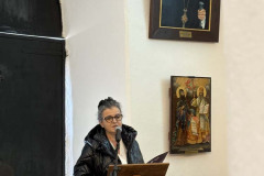 Форумът „Духовното наследство в дигиталния век“, организиран от президента Илияна Йотова, се проведе в София и Рилския манастир с участието на изследователи, учени, представители на културни инстититути и академичните среди. В официалното откриване бяха поканени за приветствия четири знакови за кирилицата и българския език институции - Министерството на културата, Министерството на образованието и науката, Българската академия на науките и Националната библиотека „Св. св. Кирил и Методий“ (НБКМ).  „За  147-годишната си  история Националната библиотека на България пази книжовното богатство на свещения език на нашите деди“, каза директорът доц. д-р Калина Иванова и призова „форумът за кирилицата да се превърне в призив - да опазваме паметта.“ В първия ден в София бяха изнесени пленарни доклади от утвърдени учени, както и презентация за връзката между кирилицата и изкуствения интелект от ученици от НГДЕК. В панела „Азбука и власт в съвременния свят“ участваха международни изследователи, а генералният директор на БТА представи ролята на кирилицата в медиите. В своя доклад  директорът на Националната библиотека доц. д-р Калина Иванова говори за „Дигитализация, достъпност и популяризиране на ръкописи и старопечатни книги в Националната библиотека“. НБКМ показа и изложба с ценни електронни издания, сред които личният бележник на Апостола на свободата, тефтерчетата на Ботев и Раковски, редом с първото издание на „Под игото“ 1894 г., „Време разделно“ на Антон Дончев, които предизвикаха  интереса на участниците. Новите технологии и националното книжовно богатство също бяха тема в интервюто на директора на НБКМ в специалното изнесено студио на БНР  от  залата на форума.  През втория ден в Рилския манастир, посветен на 1080 години от успението на св. Иван Рилски, Негово Светейшество българският патриарх и Софийски митрополит Даниил отправи лично пожелание към учените - участници във форума: с общи усилия да бъдем достойни продължители в дигиталния век на завещаното ни хилядолетно християнско духовно и книжовно предание „в чиито основи стоят светли люде със свят живот, просветени умове и добродетелен живот“.. В научната програма  в Рилския манастир д-р Бояна Минчева, ръководител направление „Опазване на ръкописно-документално наследство“ на Националната библиотека представи свое изследване върху богослужебния текст с включено житие "Служба с житием преподобного отца нашего Йоанна Рильского – от иждивителя до новите дарители". Д-р Минчева подчерта, че изданието представлява първото печатно съчетание на житието на светеца заедно със службата му на църковнославянски език, отпечатано в Киево-Печорската лавра през 1671 г. Украинските книги, печатани в Киево-Печорската лавра и съхранявани в специалните колекции на Националната библиотека "Св. св. Кирил и Методий", наброяват 191 тома. Конференцията „Духовното наследство в дигиталния век“  бе закрита в иконната зала на Рилския манастир, а по думите на президента Йотова всички участници в третия международен форум за кирилицата „ще го запомним с това, че ние с вас поехме голямата отговорност и мисия да бъдем поколението, което прехвърля историята, древната ни култура и духовност в дигиталния век.“ 