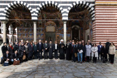 Форумът „Духовното наследство в дигиталния век“, организиран от президента Илияна Йотова, се проведе в София и Рилския манастир с участието на изследователи, учени, представители на културни инстититути и академичните среди. В официалното откриване бяха поканени за приветствия четири знакови за кирилицата и българския език институции - Министерството на културата, Министерството на образованието и науката, Българската академия на науките и Националната библиотека „Св. св. Кирил и Методий“ (НБКМ).  „За  147-годишната си  история Националната библиотека на България пази книжовното богатство на свещения език на нашите деди“, каза директорът доц. д-р Калина Иванова и призова „форумът за кирилицата да се превърне в призив - да опазваме паметта.“ В първия ден в София бяха изнесени пленарни доклади от утвърдени учени, както и презентация за връзката между кирилицата и изкуствения интелект от ученици от НГДЕК. В панела „Азбука и власт в съвременния свят“ участваха международни изследователи, а генералният директор на БТА представи ролята на кирилицата в медиите. В своя доклад  директорът на Националната библиотека доц. д-р Калина Иванова говори за „Дигитализация, достъпност и популяризиране на ръкописи и старопечатни книги в Националната библиотека“. НБКМ показа и изложба с ценни електронни издания, сред които личният бележник на Апостола на свободата, тефтерчетата на Ботев и Раковски, редом с първото издание на „Под игото“ 1894 г., „Време разделно“ на Антон Дончев, които предизвикаха  интереса на участниците. Новите технологии и националното книжовно богатство също бяха тема в интервюто на директора на НБКМ в специалното изнесено студио на БНР  от  залата на форума.  През втория ден в Рилския манастир, посветен на 1080 години от успението на св. Иван Рилски, Негово Светейшество българският патриарх и Софийски митрополит Даниил отправи лично пожелание към учените - участници във форума: с общи усилия да бъдем достойни продължители в дигиталния век на завещаното ни хилядолетно християнско духовно и книжовно предание „в чиито основи стоят светли люде със свят живот, просветени умове и добродетелен живот“.. В научната програма  в Рилския манастир д-р Бояна Минчева, ръководител направление „Опазване на ръкописно-документално наследство“ на Националната библиотека представи свое изследване върху богослужебния текст с включено житие "Служба с житием преподобного отца нашего Йоанна Рильского – от иждивителя до новите дарители". Д-р Минчева подчерта, че изданието представлява първото печатно съчетание на житието на светеца заедно със службата му на църковнославянски език, отпечатано в Киево-Печорската лавра през 1671 г. Украинските книги, печатани в Киево-Печорската лавра и съхранявани в специалните колекции на Националната библиотека "Св. св. Кирил и Методий", наброяват 191 тома. Конференцията „Духовното наследство в дигиталния век“  бе закрита в иконната зала на Рилския манастир, а по думите на президента Йотова всички участници в третия международен форум за кирилицата „ще го запомним с това, че ние с вас поехме голямата отговорност и мисия да бъдем поколението, което прехвърля историята, древната ни култура и духовност в дигиталния век.“ 