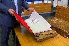 „Златната книга на песните“ може да бъде изложена в Националната библиотека преди Сорбоната