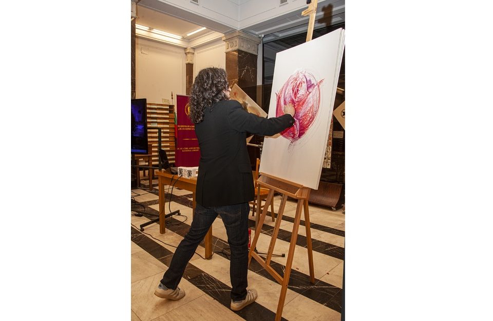 По случай 8 март художникът Дончо Дончев подари картина, рисувана на живо на всички жени - посетители на Библиотеката