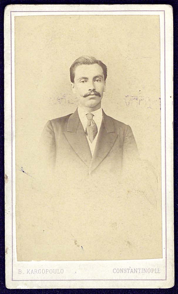 Иван Калчев (ок. 1843 – неизв.). Роден в Калофер. Един от първите лекари, завършил Военно-медицинското училище в Галата-сарай в Цариград. Дата: 1867 г.; фотогр. В. Каргопуло – Цариград.