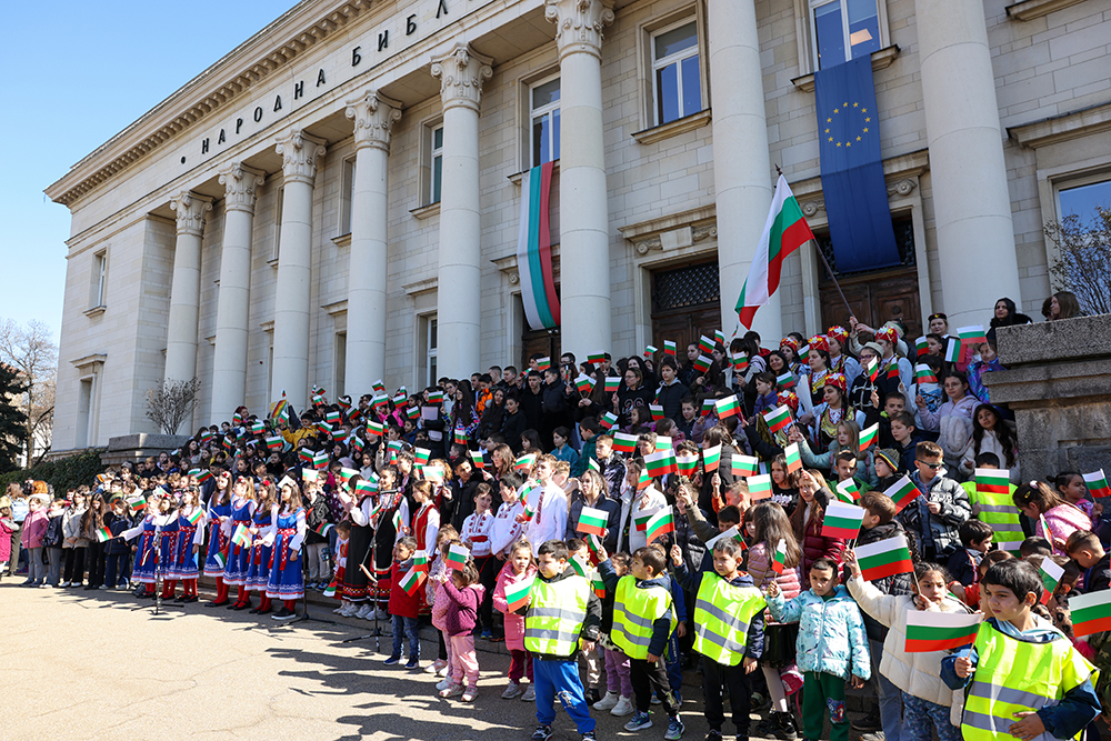 Пред Националната библиотека „Св. св. Кирил и Методий“ за 11-а поредна година се проведе кампанията „АЗ СЪМ БЪЛГАРЧЕ“