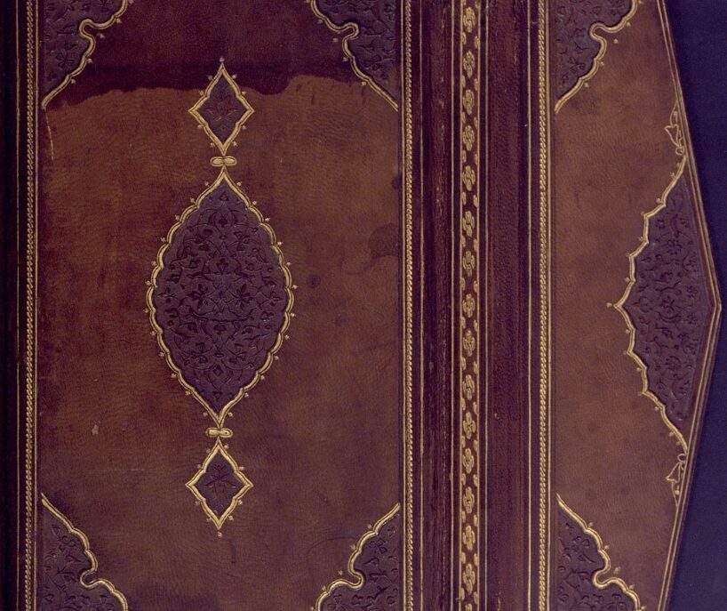 Долната корица с клапан